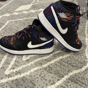 Youth Jordan’s retro 1 mid Tiger Stripe 🐅